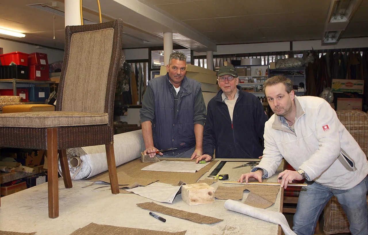 Kees, Thijs en Edward Koene aan de snijtafel in de werkplaats