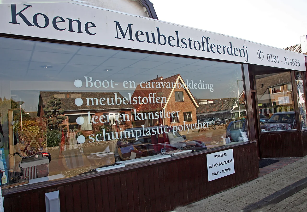 De winkel van Koene Meubelstoffeerderij aan de Moriaanseweg West