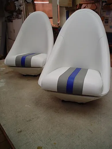 Twee stuurstoelen van een boot, opnieuw bekleed